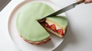 Fraisier maison : monter la crème mousseline et découper les fraises